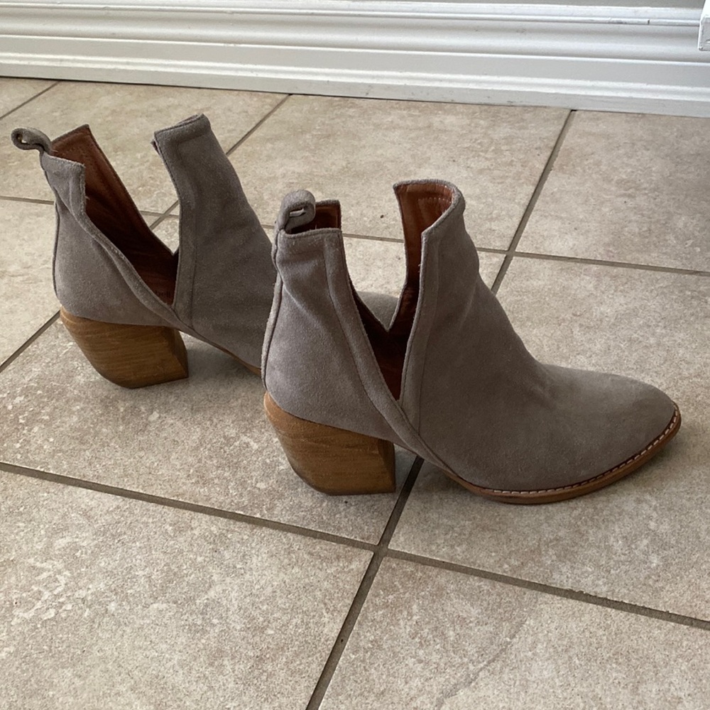 Great short boot for Spring and Fall. Greyish , brown suede. Great condition.